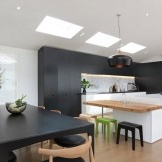 Tamsios virtuvės minimalizmas
