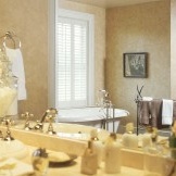 Klasiska vannas istaba ar cēlu dekoratīvu apmetumu uz sienām