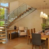 גרם מדרגות מקורי עשוי עץ וכרום עם מעקות זכוכית