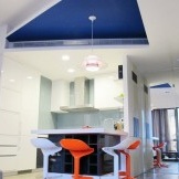Dizajn stropa na fotografiji kuhinje