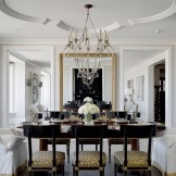 Bohatý interiér obývacej izby s bielymi a zlatými lištami