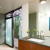 Vannas istabas interjers ar dekoratīvo apmetumu