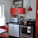 Црвени намештај у кухињи