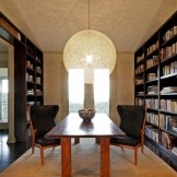 Hyggeligt bibliotek med hylder op til loftet