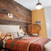 Design et soveværelse med en enkelt vægdekoration i træ