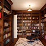 Gran biblioteca amb prestatges oberts