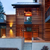 Fasada i otoczenie drewnianego domu