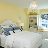 Sarı duvarlar arka planı beyaz yatak odası
