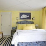 La chambre. Murs et rideaux jaunes