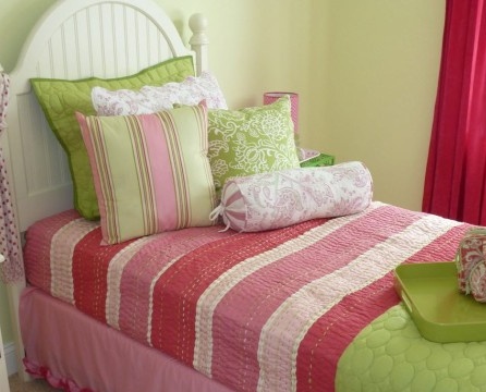 El dormitori. La combinació de verd i vermell