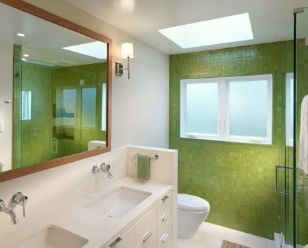 Grön vägg i badrummet