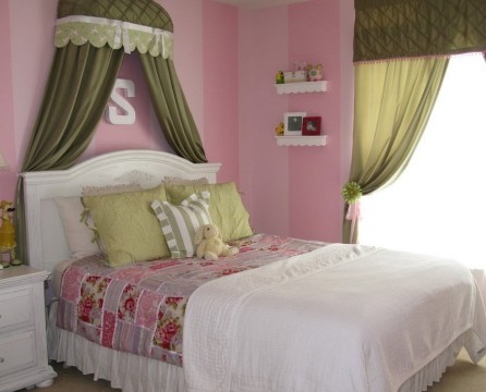 Makuuhuone oliivi- ja vaaleanpunaisissa väreissä.