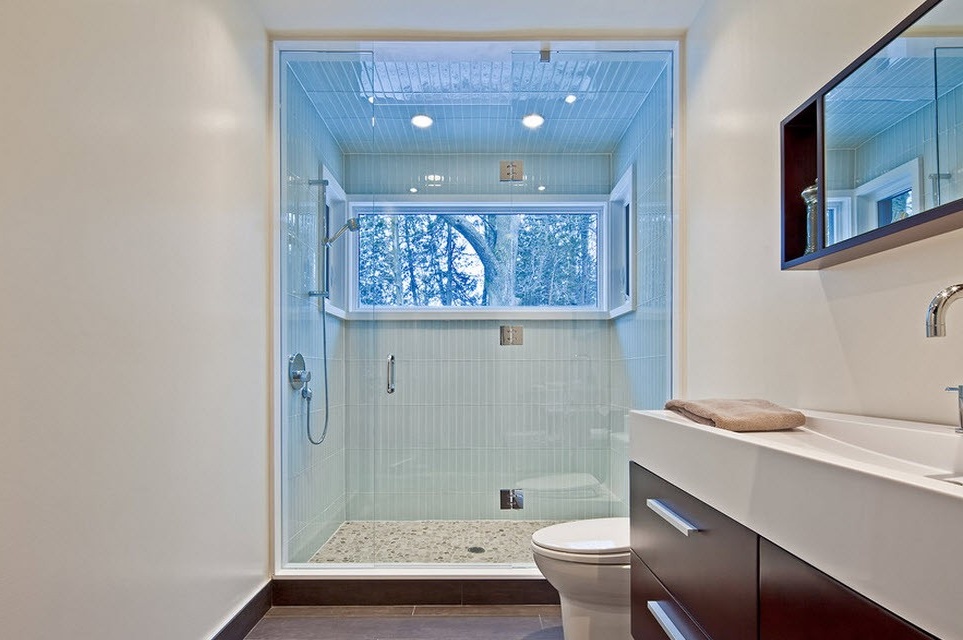 Vonios kambario su langu vaizdas ir interjeras