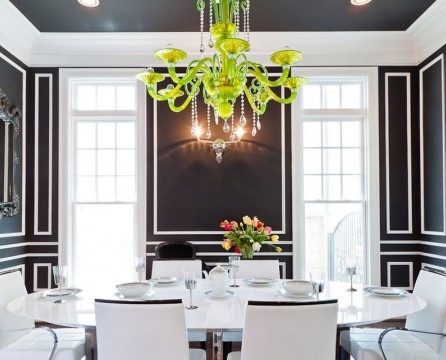 Araña de luces de color pistacho y un ramo de flores como accesorios para un interior en blanco y negro