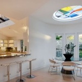 Virtuves interjers ar vitrāžu griestiem