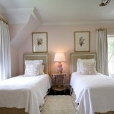 Herkullinen makuuhuone vaaleanpunaisessa valkoisilla väreillä