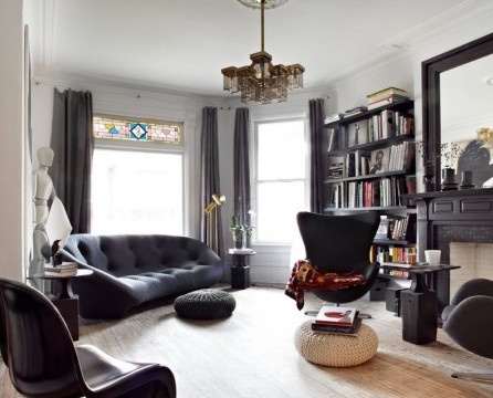 Fekete bútorok egy fekete-fehér nappali