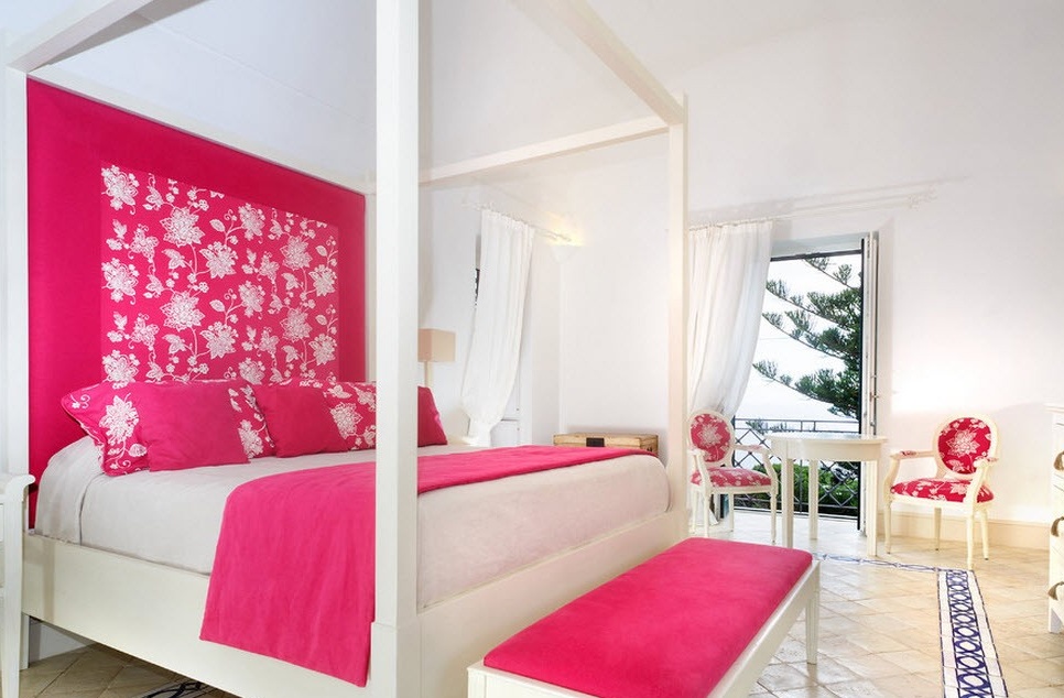 Camera da letto rosa brillante