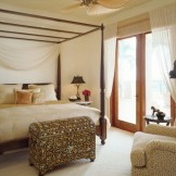 Ampia camera da letto in stile coloniale