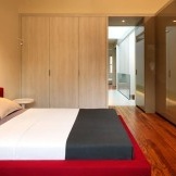 المدمج في خزائن مع جدار جانبي واحد في المناطق الداخلية من غرفة النوم