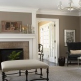 Elegantní kombinace šedé a bílé v interiéru obývacího pokoje