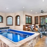 Mini-piscina de azulejos en la casa de campo