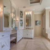 Image pittoresque dans une salle de bain classique