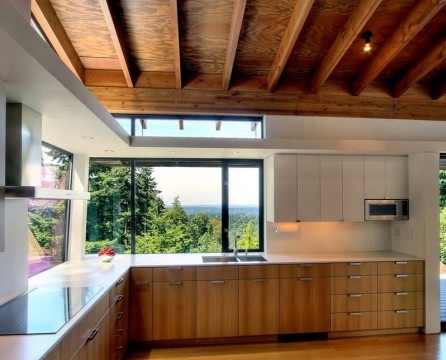 Sprzęt gospodarstwa domowego w minimalistycznej kuchni.