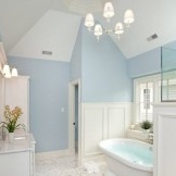 חדר אמבטיה בכחול שמיים