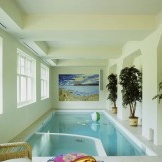 Design espetacular de uma pequena sala com piscina