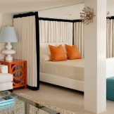 Soveområdet er inngjerdet med en gardin og en søyle
