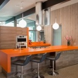 เคาน์เตอร์บาร์พร้อมโต๊ะทำงานสีส้ม - เน้นความสว่างของการตกแต่งภายในห้องครัว