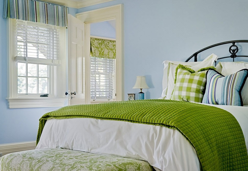 Vihreä ja taivaansiniset värit makuuhuoneeseen