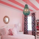 Interior branco-rosa com cortinas pretas