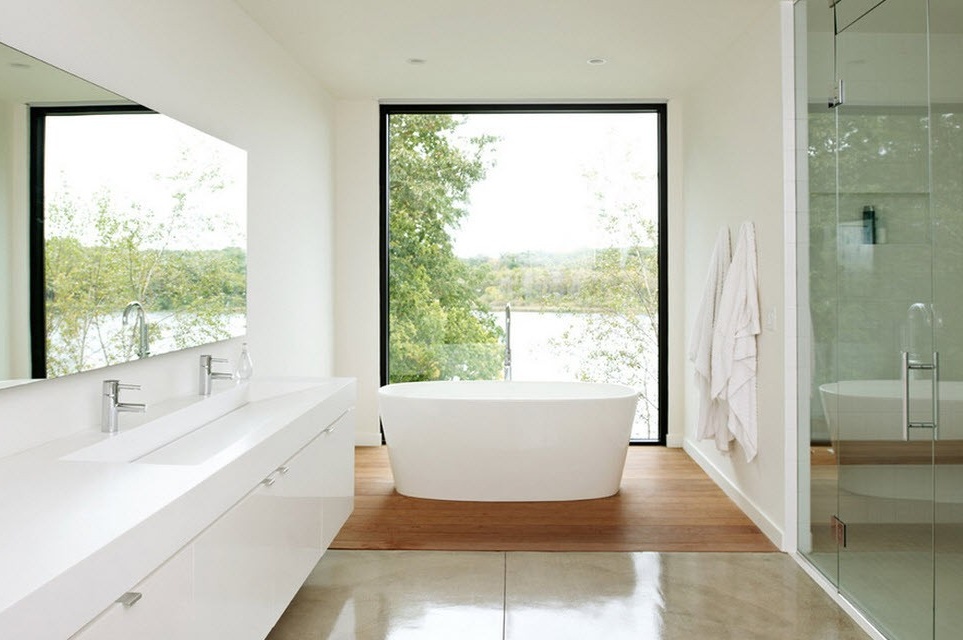 חדר אמבטיה עם חלון גדול ומרובע