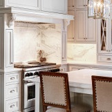 Baltas krāsas priekšrocība klasiskajā virtuvē