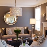 Combinación clásica de gris y blanco en el interior de la sala de estar.
