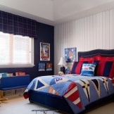 Interiér modré a bílé místnosti pro malého chlapce