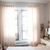 Slaapkamer met delicate raamdecoratie