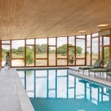 Bazénová místnost se dvěma velkými prosklenými stěnami