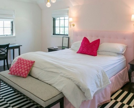 Donker roze slaapkamer interieur