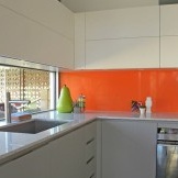 Oransje farge på innsiden av kjøkkenet brukes bare til et forkle