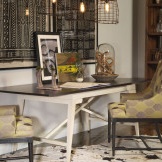 Oriģināls galds, eleganti krēsli