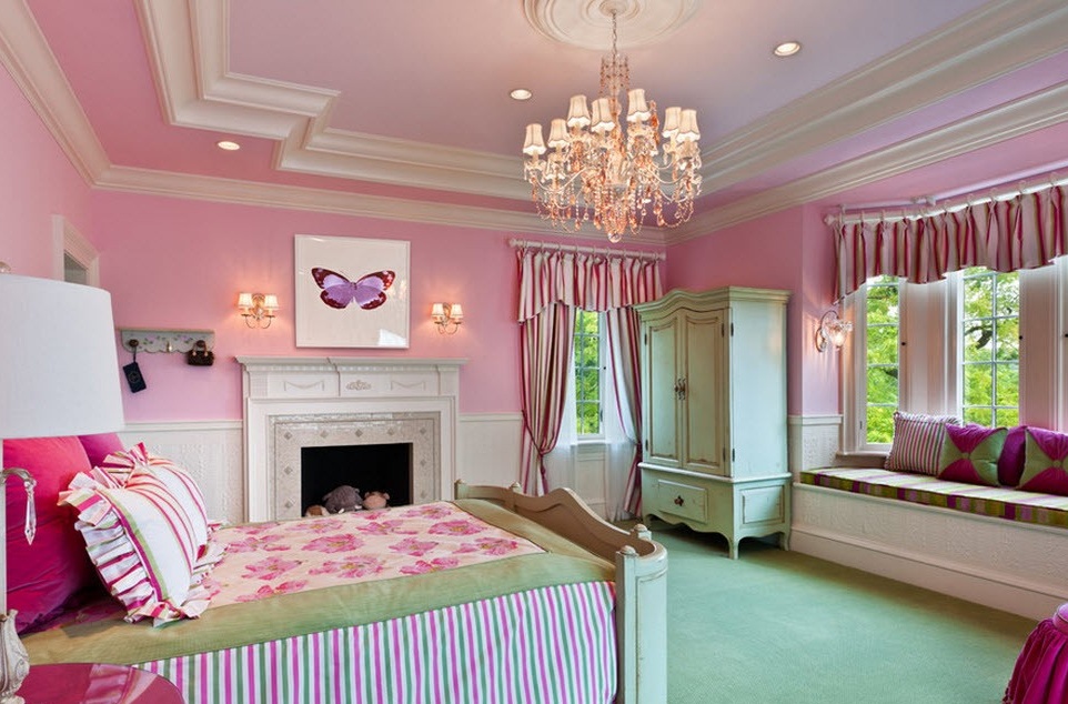 Růžová postel v ložnici