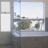 Interno di un bagno moderno con una finestra
