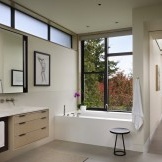 Interiøret i et moderne bad med vindu