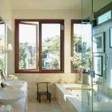 Interiér moderní koupelny s oknem
