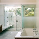 Mūsdienīgas vannas istabas ar logu interjers