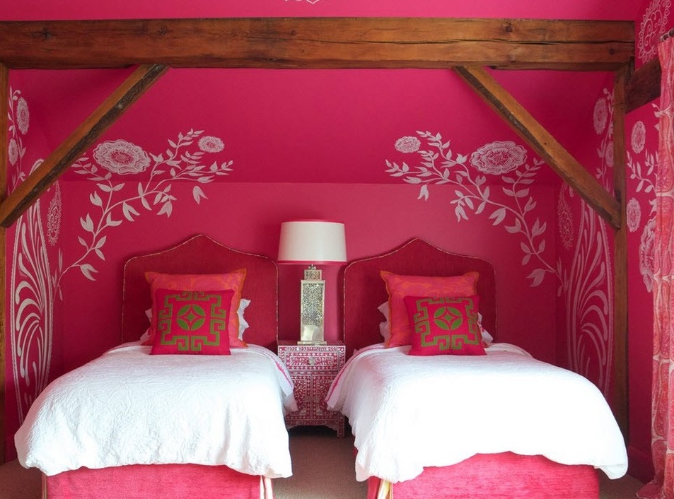 Rozā gultas guļamistabas dizainā