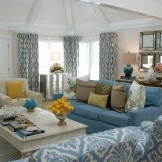 Geel maakt het blauwe interieur warmer en zachter.